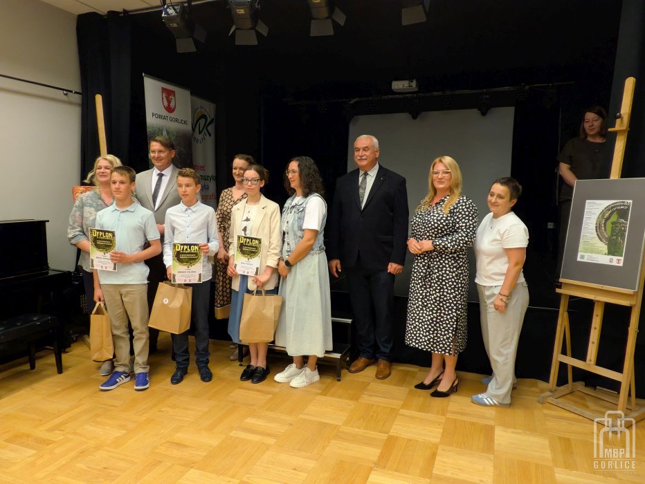 Biblioteka Gorlice, Powiatowy Konkurs Czytelniczy Laureaci z opiekunami i przedstawicielami starostwa